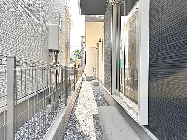 【C号棟 庭】お庭にはプランター等をおいてガーデニングが楽しめます。