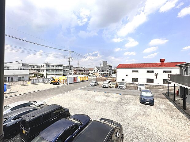 【C号棟 眺望】気持ちの良い景色。住まいから、眺望の良い場所に住めるって嬉しいですね。開放感を感じながら、余裕のある暮らしをご体感下さい。