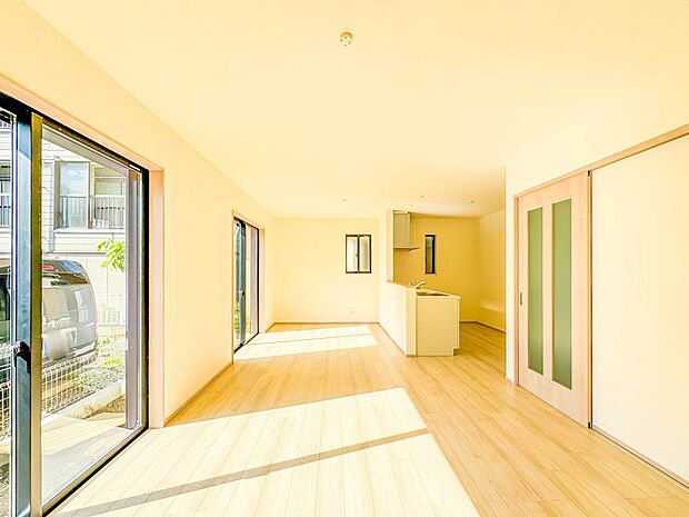 B号棟【LDK16.5帖】うららかな陽射しがどのお部屋にも降り注ぎますように、快適さを追求した間取設計。得難い立地環境での生活を恵みの豊かな永住の地へと変えてくれます。