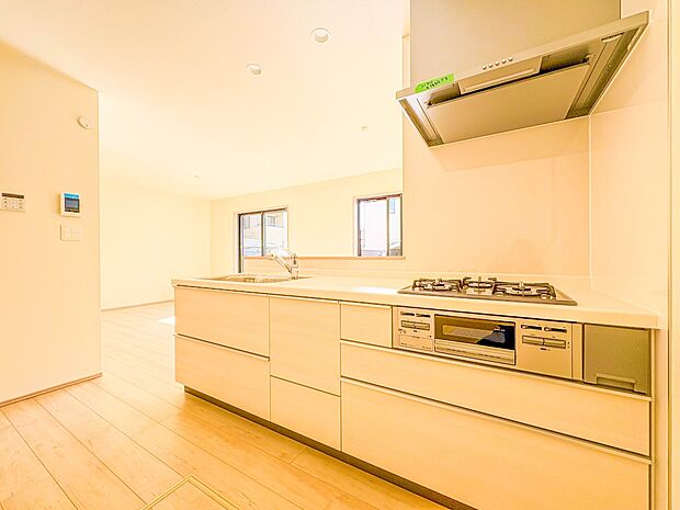 B号棟【キッチン】ナチュラルな自然光の中での調理。会話が弾む対面型キッチン。お洒落な食器類を余裕で収納できるスペース。動きやすい女性目線のキッチン動線。これからはお料理をつくる時間が劇的に変…