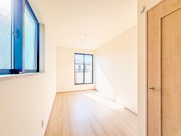 B号棟【Room-洋室-6帖】 快適に過ごす条件は、一人ひとり違います。だからこそ飾り過ぎないシンプルな内装と偏り過ぎないデザインで統一しました。暮らしの中でオーナー様だけの【マイホーム】…