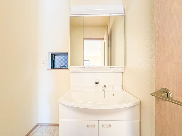 Ｂ号棟【洗面台】 十分な大きさの洗面台は、身だしなみチェックや歯磨きなど、朝の慌ただしい時間でもホテルライクなスペースで余裕とゆとりを感じて頂けます。