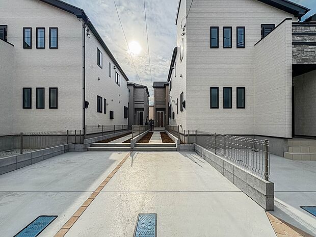 B号棟【駐車場】日々の暮らしにマイカーが必要。そんな方は物件の購入条件に駐車場は必須です。通勤に、家族のお迎えに、お買物に、おでかけに、クルマライフを楽しみたい方に。