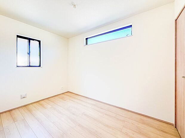 Ｂ号棟【納戸4.6帖】  シンプルにデザインされた室内。家具やレイアウトでお好みの空間に。