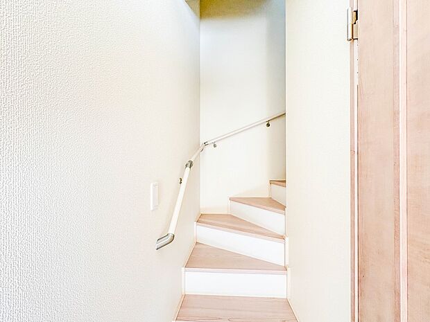 B号棟【手すり付階段】手すりがないと階段の昇り降りで危険なことはもちろん、壁に手をつきながら歩くことで壁紙が汚れやすくなります。すべての方に快適に昇り降りしていただくため、手すりを設置しまし…