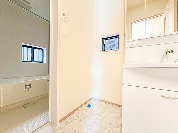 【ランドリースペース】毎日使う洗濯機。しっかりと奥行きのある置き場が確保されています。