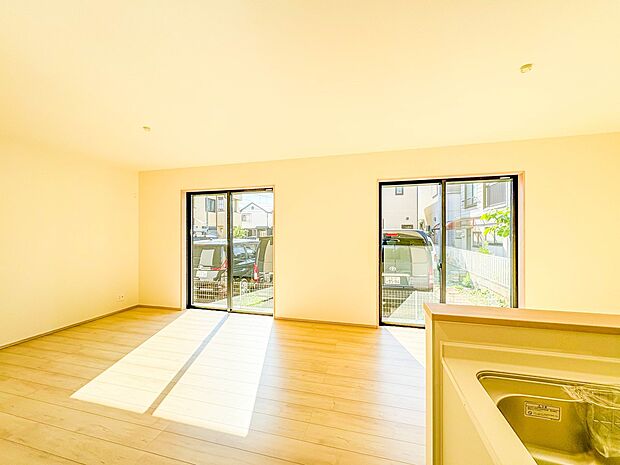 Ｂ号棟【ダイニングキッチン】会話でホッとコミュニケーションできるリビング。料理でホッとハピネスになるキッチンなど。人をホッとさせる最新設備・仕様を採用しています。