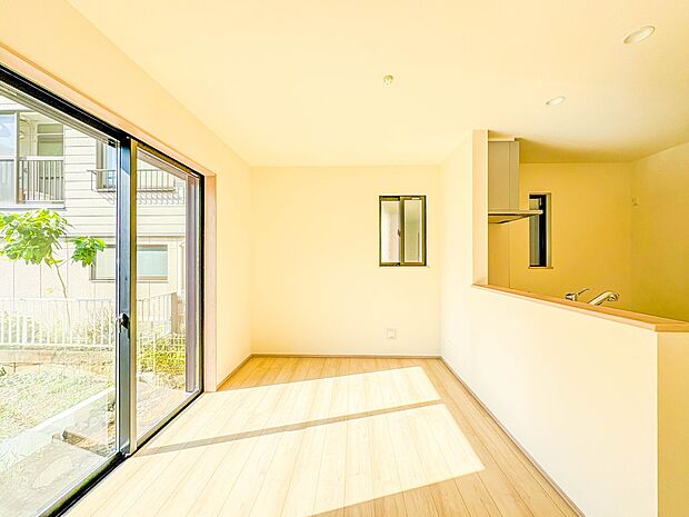 Ｂ号棟【Dining】ダイニングテーブルを置いても十分な広さが確保されています。