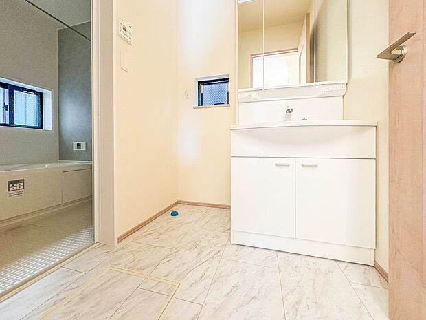 B号棟【脱衣所】洗面所は小さなプライベートスペース。歯磨き、洗顔と毎日施す個人空間。