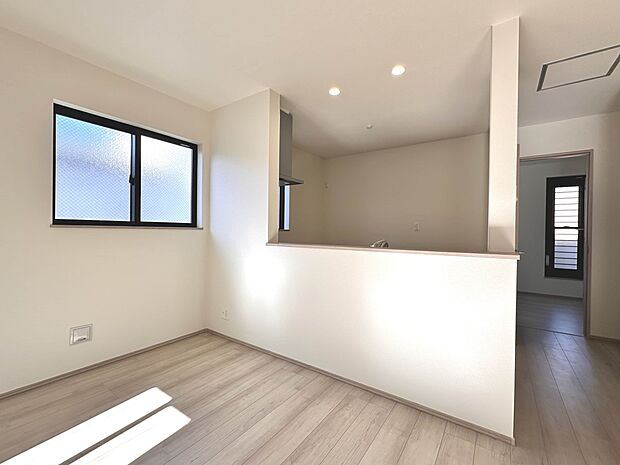 【リビング】  整然とした空間演出、快適な理想の暮らしの実現は家のみの拘りではなく、そこで暮らす方々にとって素敵な環境であることも挙げられると思います。四季折々の変化が奏でる鼓動を楽しんで下…