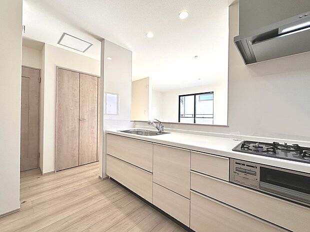 【キッチン】ナチュラルな自然光の中での調理。会話が弾む対面型キッチン。お洒落な食器類を余裕で収納できるスペース。動きやすい女性目線のキッチン動線。これからはお料理をつくる時間が劇的に変わりま…