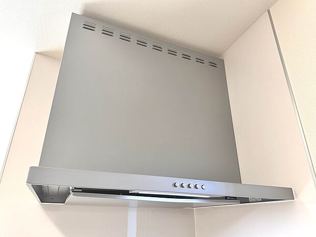 【レンジフード】調理の際に発生する汚れた空気（二酸化炭素、油煙、水蒸気、ニオイなど）を、ダクトを通して屋外に排出しています。