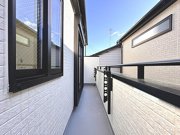 【バルコニー】 バルコニーから差し込む陽光・通風は、住環境・快適性と共に有り続ける貴重な「財産」です。