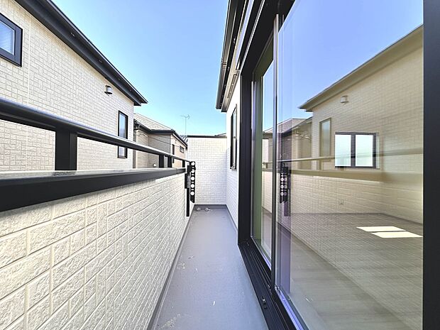 【バルコニー】  バルコニーから差し込む陽光・通風は、住環境・快適性と共に有り続ける貴重な「財産」です。