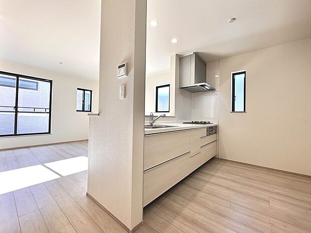 【ダイニングキッチン】会話でホッとコミュニケーションできるリビング。料理でホッとハピネスになるキッチンなど。人をホッとさせる最新設備・仕様を採用しています。