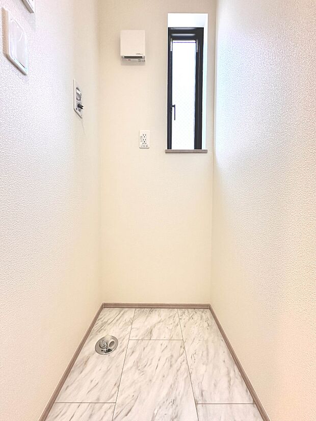 【ランドリースペース】毎日使う洗濯機。しっかりと奥行きのある置き場が確保されています。