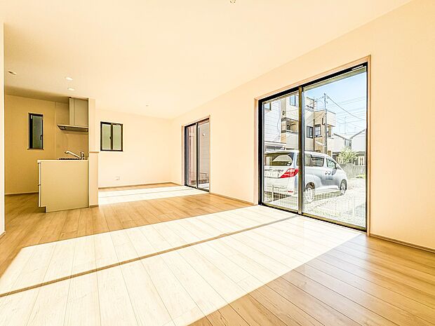 D号棟【ＬＤＫ16.5帖】うららかな陽射しがどのお部屋にも降り注ぎますように、快適さを追求した間取設計。得難い立地環境での生活を恵みの豊かな永住の地へと変えてくれます。