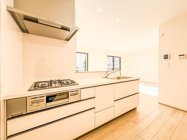 D号棟【キッチン】ナチュラルな自然光の中での調理。会話が弾む対面型キッチン。お洒落な食器類を余裕で収納できるスペース。動きやすい女性目線のキッチン動線。これからはお料理をつくる時間が劇的に変…