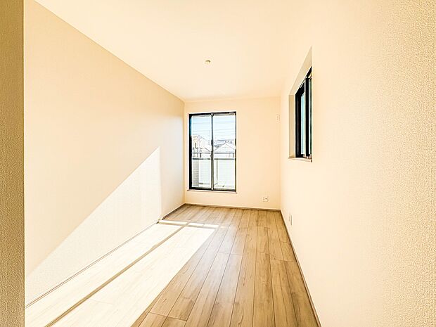 D号棟【Room-洋室-6帖】  快適に過ごす条件は、一人ひとり違います。だからこそ飾り過ぎないシンプルな内装と偏り過ぎないデザインで統一しました。暮らしの中でオーナー様だけの【マイホーム】…