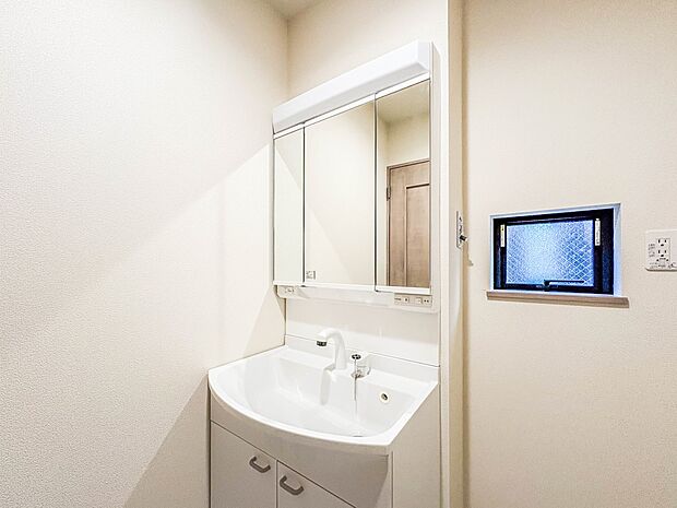 D号棟【洗面台】 十分な大きさの洗面台は、身だしなみチェックや歯磨きなど、朝の慌ただしい時間でもホテルライクなスペースで余裕とゆとりを感じて頂けます。