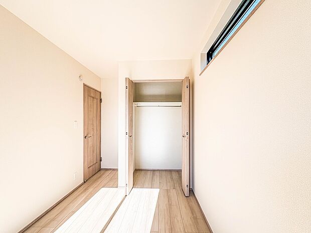 D号棟【収納】各部屋を最大限に広く使って頂ける様、全居住スペースに収納付。プライベートルームはゆったりと快適に。