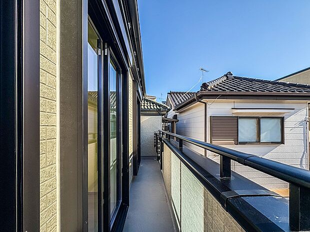 【バルコニー】 バルコニーから差し込む陽光・通風は、住環境・快適性と共に有り続ける貴重な「財産」です。