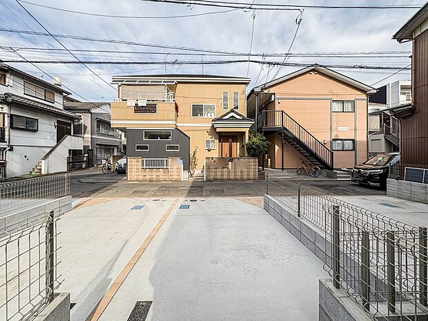 【駐車場】日々の暮らしにマイカーが必要。そんな方は物件の購入条件に駐車場は必須です。通勤に、家族のお迎えに、お買物に、おでかけに、クルマライフを楽しみたい方に。