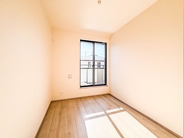 D号棟【納戸4.68帖】 シンプルにデザインされた室内。家具やレイアウトでお好みの空間に。