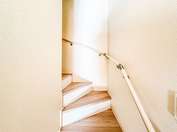 D号棟【手すり付階段】手すりがないと階段の昇り降りで危険なことはもちろん、壁に手をつきながら歩くことで壁紙が汚れやすくなります。すべての方に快適に昇り降りしていただくため、手すりを設置しまし…