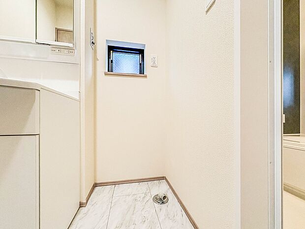 【ランドリースペース】毎日使う洗濯機。しっかりと奥行きのある置き場が確保されています。