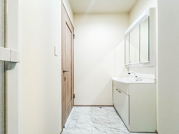 D号棟【脱衣所】洗面所は小さなプライベートスペース。歯磨き、洗顔と毎日施す個人空間。