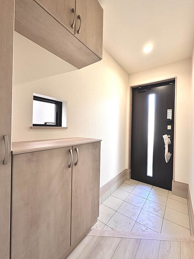 【シューズボックス（下駄箱）】  大型のシューズボックスには靴やブーツ、サンダルはもちろん、ハンカチや手袋、バック類などのお出かけ用品、印鑑や朱肉なども収納可能です。