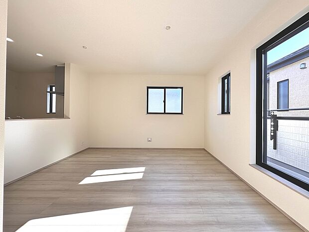 A号棟【LDK15.93帖】  お子様と会話をしながら家事ができるカウンターキッチン。いま手があいているか、忙しそうなのか相手の様子を伺いながらコミュニケーションをとる訓練にもなります。