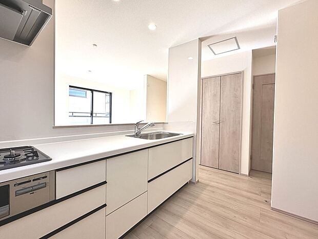 A号棟【キッチン】ナチュラルな自然光の中での調理。会話が弾む対面型キッチン。お洒落な食器類を余裕で収納できるスペース。動きやすい女性目線のキッチン動線。これからはお料理をつくる時間が劇的に変…