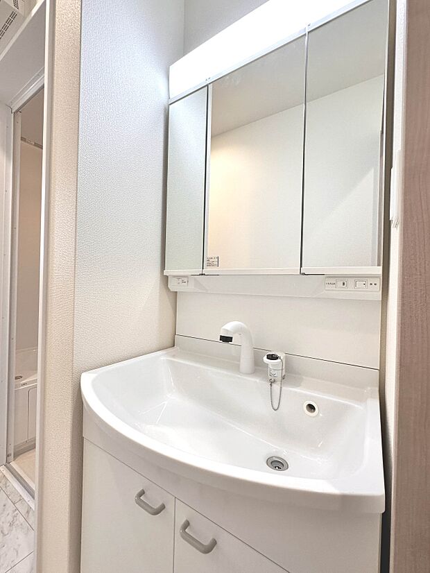 【洗面台】 十分な大きさの洗面台は、身だしなみチェックや歯磨きなど、朝の慌ただしい時間でもホテルライクなスペースで余裕とゆとりを感じて頂けます。