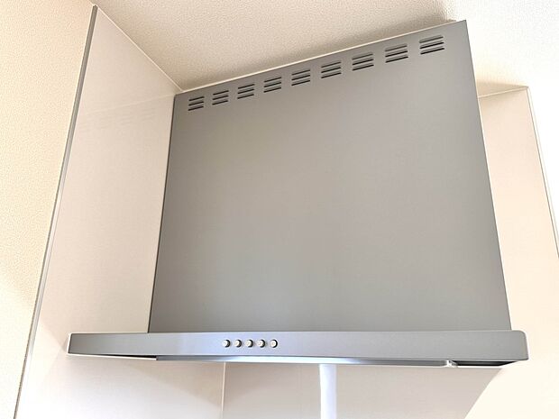 【レンジフード】スリムなレンジフードは凹凸がほとんどないため油がつきにくくお手入れしやすい形状。