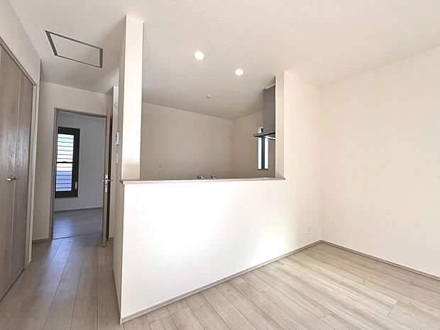 A号棟【Dining】ダイニングテーブルを置いても十分な広さが確保されています。