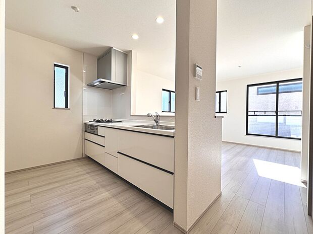 A号棟【ダイニングキッチン】会話でホッとコミュニケーションできるリビング。料理でホッとハピネスになるキッチンなど。人をホッとさせる最新設備・仕様を採用しています。