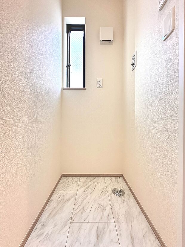 【ランドリースペース】毎日使う洗濯機。しっかりと奥行きのある置き場が確保されています。