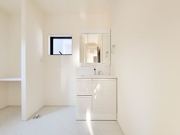 1号棟【洗面台】 十分な大きさの洗面台は、身だしなみチェックや歯磨きなど、朝の慌ただしい時間でもホテルライクなスペースで余裕とゆとりを感じて頂けます。