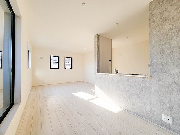 1号棟【ダイニングキッチン】会話でホッとコミュニケーションできるリビング。料理でホッとハピネスになるキッチンなど。人をホッとさせる最新設備・仕様を採用しています。