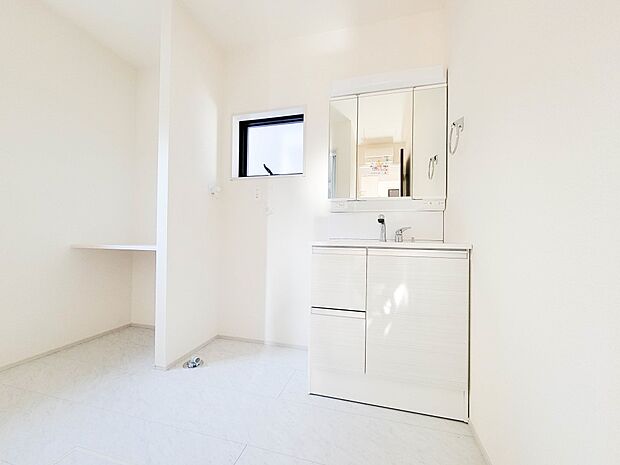 【脱衣所】十分な広さを保った脱衣所