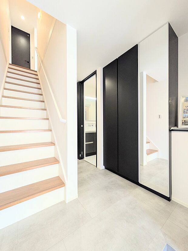 【玄関】玄関はおうちの顔と言われます。玄関アプローチは、外観デザインの印象を左右します。ご家族の個性を出しながら、素敵な玄関でお客様をお迎えしてください。