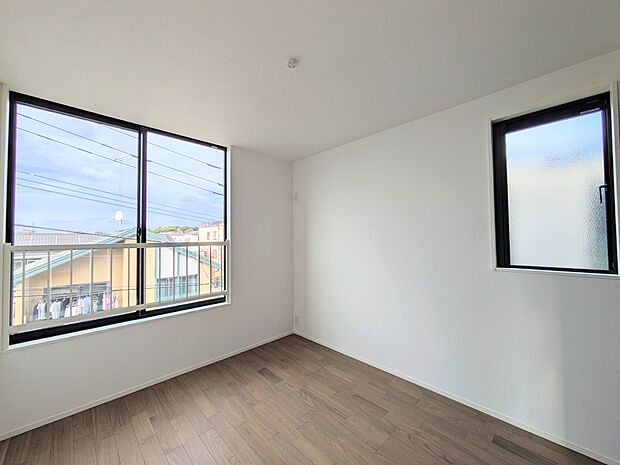 大きな窓からたっぷりと陽光が注がれる明るい空間。