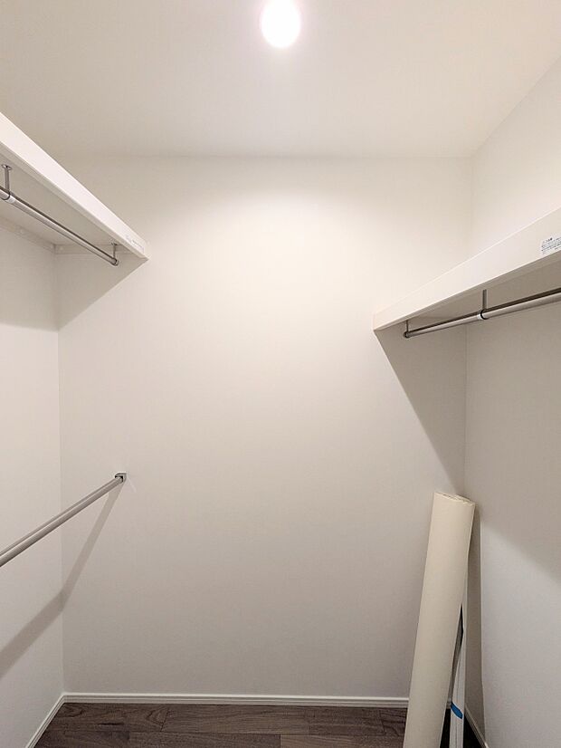 【WIC-ウォークインクローゼット-】  何より、中に入れば全ての服が見てわかるので選択しやすいんです。朝の忙しいときなど便利だな〜と思いますよ。一つのスペースで済むって所がいいんですよね。…