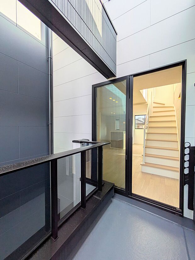 【バルコニー】澄み切った青空と、心地良い風を感じるバルコニー。