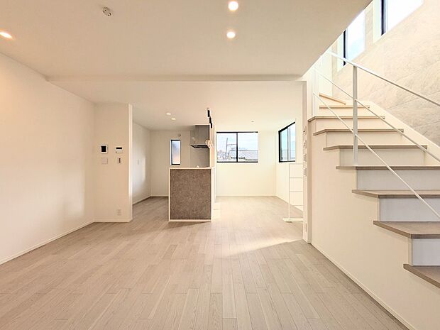 【リビングダイニング】リビングにいるお子様と会話をしながら家事ができるカウンターキッチン。いま手があいているか、忙しそうなのか相手の様子を伺いながらコミュニケーションをとる訓練にもなります。…