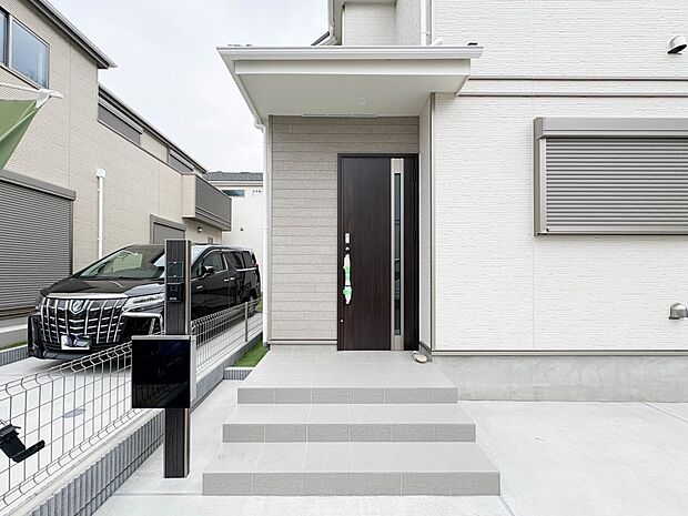 【玄関】家の顔となる玄関は、高いデザイン性が求められます。高級感と断熱性、防犯性に優れた玄関ドアを標準装備。ピッキング対策のセキュリティサムターン等、防犯に考慮しました。