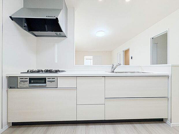 【キッチン】ナチュラルな自然光の中での調理。会話が弾む対面型キッチン。お洒落な食器類を余裕で収納できるスペース。動きやすい女性目線のキッチン動線。これからはお料理をつくる時間が劇的に変わりま…