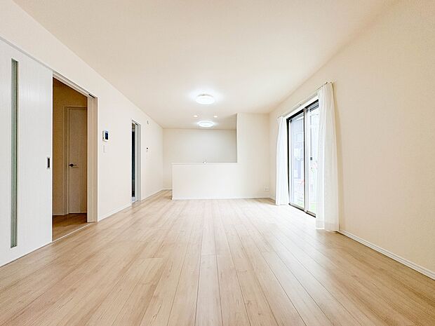 【リビングダイニング】シンプルなデザインの家は風情がある。住む人のこだわりを感じる。外観も内装もいたってシンプル。居心地がよく、家事や趣味、子育てなどにも集中できる。家も人間も熟成するほどシ…